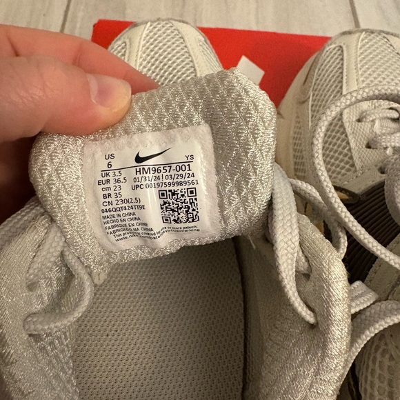 Nike Zoom Vomero 5
Light Bone Ironstone (Women's) - Picture 6 of 10